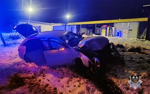 Na zdjęciu uszkodzony w wyniku kolizji drogowej pojazd.