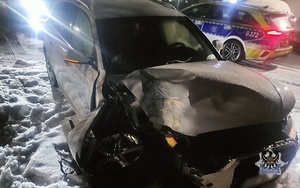 Na zdjęciu uszkodzony w wyniku kolizji drogowej pojazd.