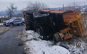 Na zdjęciu uszkodzony w wyniku kolizji drogowej pojazd.