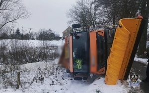 Na zdjęciu uszkodzony w wyniku kolizji drogowej pojazd.