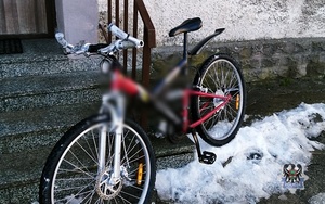 Na zdjęciu uszkodzony w wyniku kolizji drogowej pojazd.