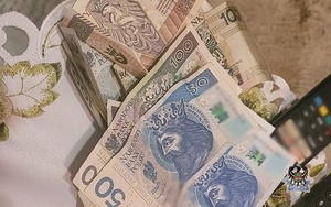 Na zdjęciu odzyskane pieniądze .