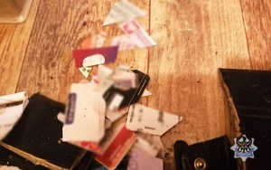 Na zdjęciu zabezpieczony zniszczony portfel z pociętymi dokumentami.