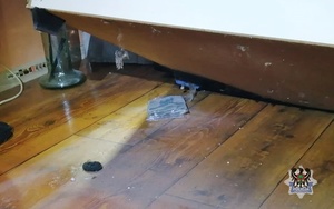 Na zdjęciu pieniądze schowane pod meblami.