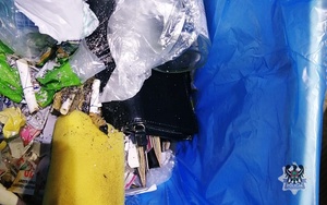 Na zdjęciu zabezpieczony zniszczony portfel z pociętymi dokumentami.