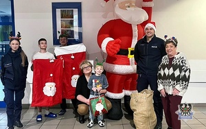 Na zdjęciu policjanci w trakcie spotkania z dziećmi z domu dziecka.