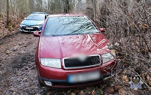 Policjanci odzyskali skradziony pojazd i zatrzymali podejrzanego, przy którym znaleźli narkotyki