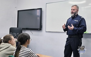 Na zdjęciu policjant w trakcie pogadanki z dziećmi ze szkoły w Jugowicach.