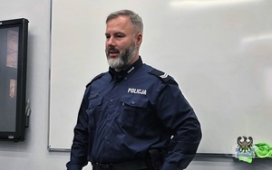 Na zdjęciu policjant w trakcie pogadanki z dziećmi ze szkoły w Jugowicach.
