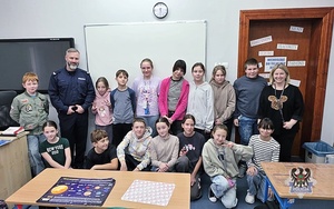 Bezpieczeństwo przede wszystkim – profilaktyczne spotkanie policjanta z uczniami Szkoły Podstawowej w Jugowicach