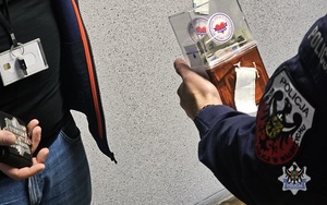 Na zdjęciu policjanci podczas zbiórki na szlachetną paczkę.