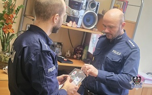 Na zdjęciu policjanci podczas zbiórki na szlachetną paczkę.