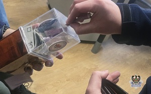 Na zdjęciu policjanci podczas zbiórki na szlachetną paczkę.