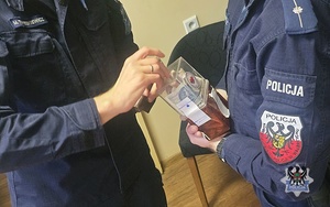 Na zdjęciu policjanci podczas zbiórki na szlachetną paczkę.