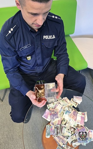 Na zdjęciu policjanci podczas zbiórki na szlachetną paczkę.