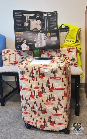 Na zdjęciu paczka świąteczna.