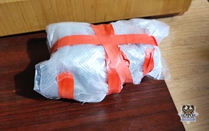 Na zdjęciu zabezpieczona paczka z narkotykami.