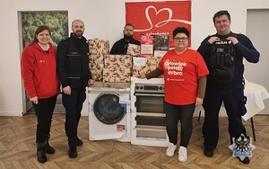 Policjanci przekazali dary organizatorom szlachetnej paczki.