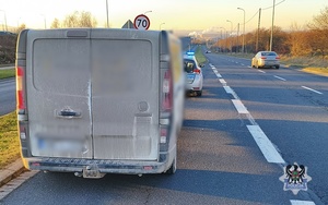 Na zdjęciu kontrolowany samochód oraz radiowóz.