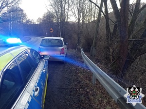 Na zdjęciu radiowóz policyjny i zatrzymany do kontroli pojazd