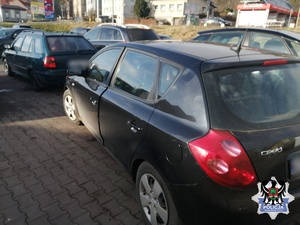 na zdjęciu nieznakowany radiowóz i pojazd zatrzymanego kierującego