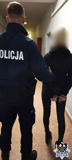 mundurowany policjant z zatrzymaną poszukiwaną