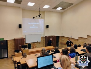 policjanci podczas spotkania ze studentami