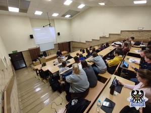 policjanci podczas spotkania ze studentami