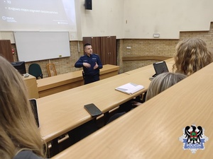 policjanci podczas spotkania ze studentami
