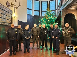 grupowe zdjęcie funkcjonariuszy policji, straży miejskiej i nadleśnictwa