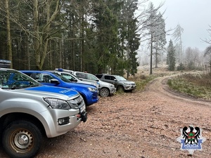 zdjęcie  pojazdów służbowych służb biorących  udział w akacji Choinka