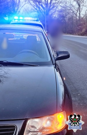 zdjęcia radiowozu i z zatrzymanego do kontroli pojazdu