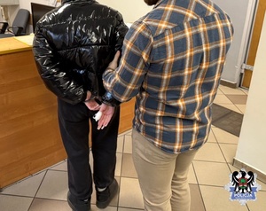 policjant z kolejną zatrzymaną osobą