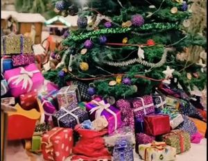 na zdjęciu choinka z prezentami