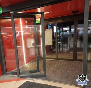 Błyskawiczna reakcja policjantów z drugiego komisariatu – 17-latek zatrzymany za zniszczenie drzwi w centrum handlowym