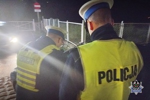 Policjanci podczas kontroli stanu trzeźwości