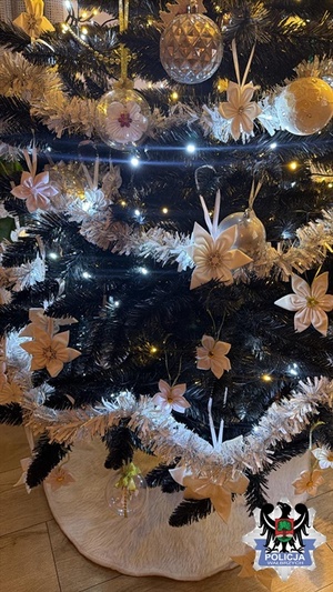 Zdjęcie choinki przestrojonej lamkami i bombkami