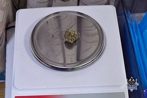 Zatrzymanie dwóch mężczyzn z marihuaną przez policjantów prewencji z wałbrzyskiej komendy