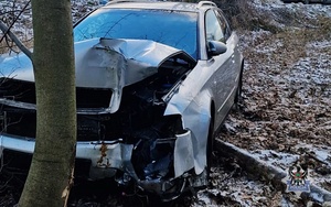 Na zdjęciu uszkodzony samochód osobowy.