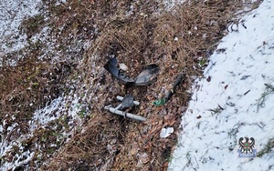 Na zdjęciu uszkodzony samochód osobowy.