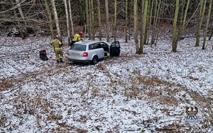Na zdjęciu uszkodzony samochód osobowy.