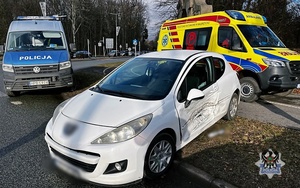 Wjeżdżając za sygnalizator upewnij się, że masz zielone światło. Na szczęście zdarzenie zakończyło się bez poważnych obrażeń