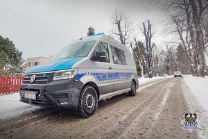 Zimowe warunki na terenie Wałbrzycha i powiatu wałbrzyskiego. Policjanci ponownie apelują o ostrożność na drogach