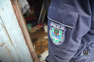 Policjant w trakcie akcji zima.