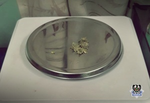 Na zdjeciu narkotyki w postaci marihuany na wadze.