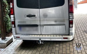 Na zdjęciu odzyskany przywłaszczony samochód.