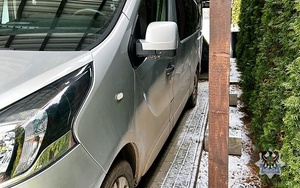 Na zdjęciu odzyskany przywłaszczony samochód.