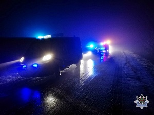 Na zdjęciu policyjne radiowozy nocą.