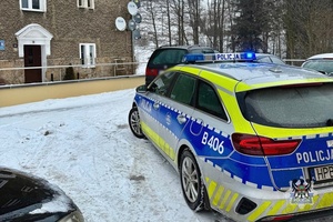 Zatrzymany przez policjantki ruchu drogowego 70-latek miał cofnięte uprawnienia do kierowania pojazdami