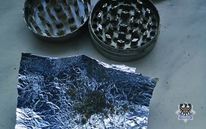 Na zdjęciu zabezpieczone narkotyki w postaci marihuany oraz pudełko.